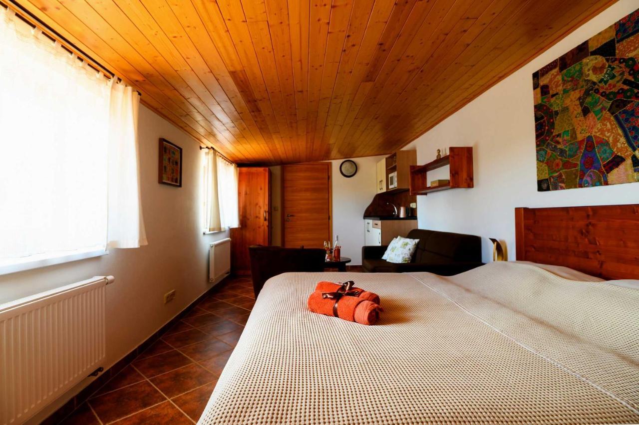 Penzion U Tri Ruzi Vrbice Bagian luar foto
